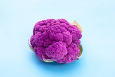 Mavi arka planda mor karnabahar.