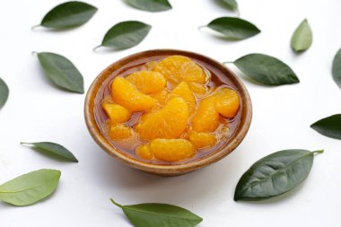 Mandalina portakalı ve tatlı şurubu.