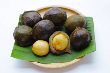 Beyaz arkaplanda Jenkol meyvesi fasulyesi