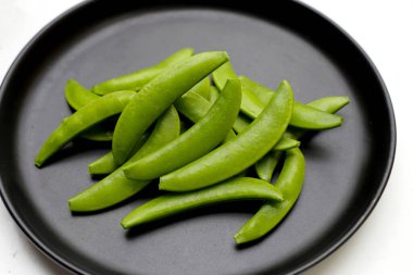 Siyah tabakta taze taze taze bezelyeler