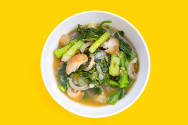  Domuz derisi ve sebzeli Tayland baharatlı çorba.