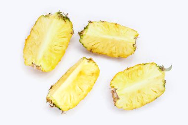 Beyaz arkaplanda taze ananas.