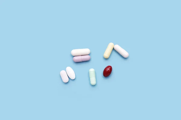 Capsules Pilules Colorées Sur Fond Bleu — Photo