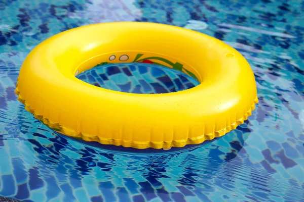 Pool Med Gul Uppblåsbar Ring — Stockfoto
