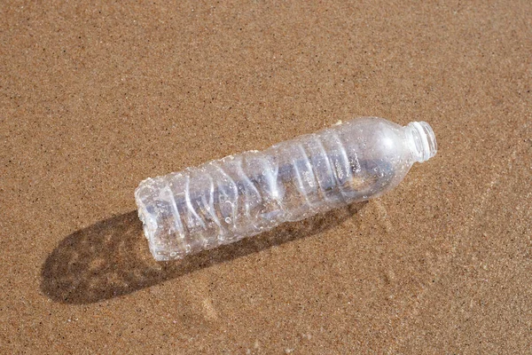 Plastik Şişe Sahilde — Stok fotoğraf