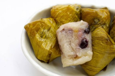 Muz yapraklarına sarılmış muz ve siyah fasulyeli haşlanmış pirinç.