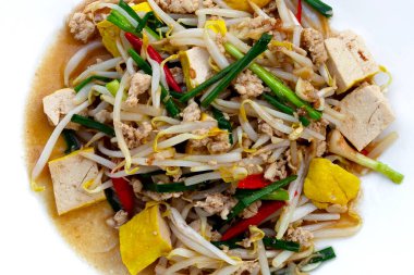 Kızarmış fasulye filizi, kıyma ve soya peyniri.