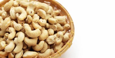 Beyaz arka planda kaju fıstığı.