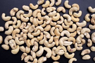 Koyu arkaplanda kaju fıstığı.