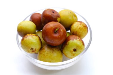 Beyaz arka plan üzerinde taze hünnap meyve