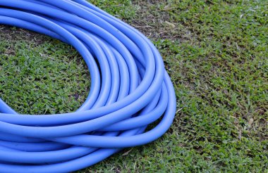 Çiçekleri sulamak için bahçe hortumu