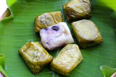 Muz yapraklarına sarılmış muz ve siyah fasulyeli haşlanmış pirinç.