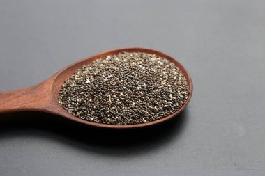 Koyu arkaplanda Chia tohumları.