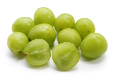 Beyaz arka planda muscat üzümünü parlat.