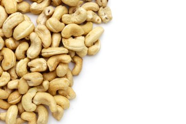 Beyaz arka planda kaju fıstığı.