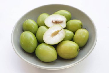 Beyaz arka planda yeşil jube meyveleri.