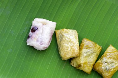 Muz yapraklarına sarılmış muz ve siyah fasulyeli haşlanmış pirinç.