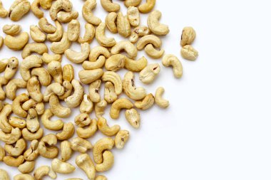 Beyaz arka planda kaju fıstığı.