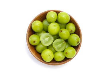 Beyaz arka planda muscat üzümünü parlat.