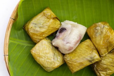 Muz yapraklarına sarılmış muz ve siyah fasulyeli haşlanmış pirinç.