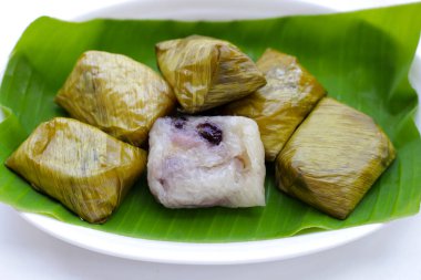 Muz yapraklarına sarılmış muz ve siyah fasulyeli haşlanmış pirinç.