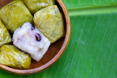 Muz yapraklarına sarılmış muz ve siyah fasulyeli haşlanmış pirinç.