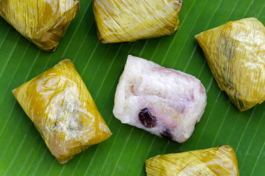 Muz yapraklarına sarılmış muz ve siyah fasulyeli haşlanmış pirinç.