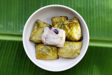 Muz yapraklarına sarılmış muz ve siyah fasulyeli haşlanmış pirinç.