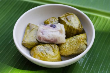 Muz yapraklarına sarılmış muz ve siyah fasulyeli haşlanmış pirinç.