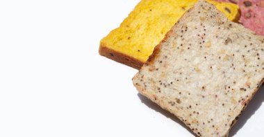 Beyaz arka planda tam tahıllı ekmek dilimleri.