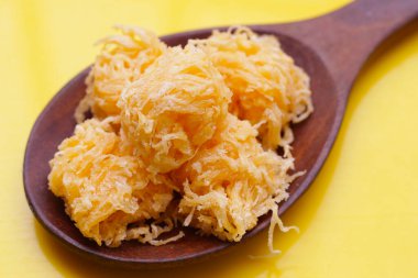 Tayland çıtır çıtır tatlı yumurta ipliği (Foi Thong Krob)