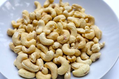 Beyaz arka planda kaju fıstığı.