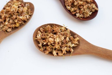 Kurutulmuş bitkisel yasemin akıntılı çay