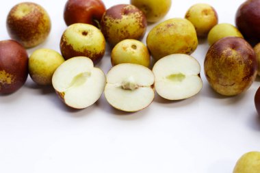 Beyaz arka plan üzerinde taze hünnap meyve