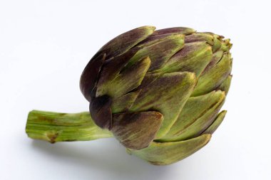 Beyaz arka plan üzerinde taze enginar.