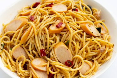 Kurutulmuş acılı spagetti ve sosisli sandviç.