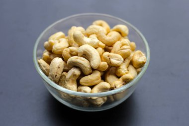 Koyu arkaplanda kaju fıstığı.