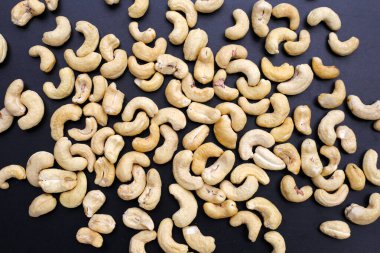 Koyu arkaplanda kaju fıstığı.