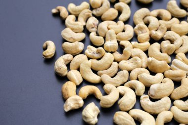 Koyu arkaplanda kaju fıstığı.