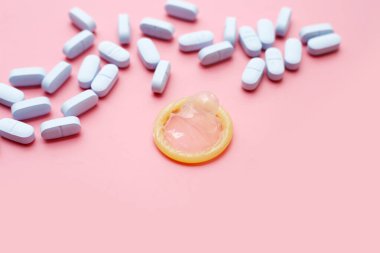 Prezervatif ve prezervatif (PrEP) HIV kapılmasını önlemek için alınan bir ilaçtır.