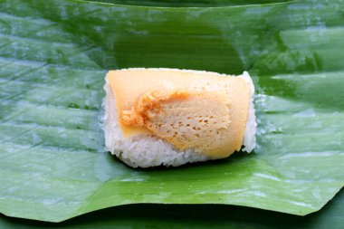 Muz yaprakları üzerinde yumurta kremalı tatlı pilav.