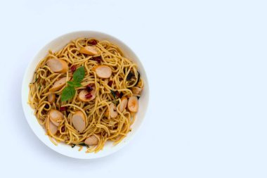 Kurutulmuş acılı spagetti ve sosisli sandviç.