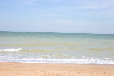Deniz ve gökyüzü olan kumsal. Yaz tatili plajı