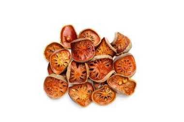 Beyaz arka planda kurutulmuş meyve dilimleri.