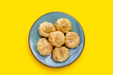 Sarı arka planda kremalı puf..