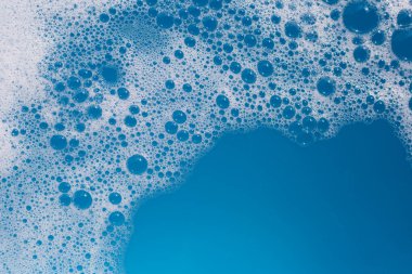 Deterjan köpüklü su. Mavi arkaplan, sabun suyu