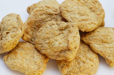 Beyaz zemin üzerinde desenli soya proteini.