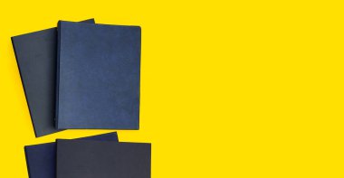 Sarı arka plandaki ofis dosyaları. Üst görünüm