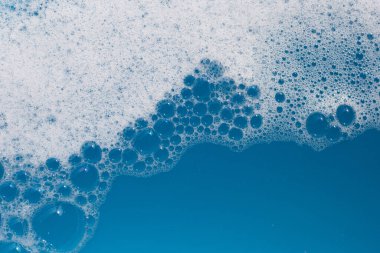 Deterjan köpüklü su. Mavi arkaplan, sabun suyu
