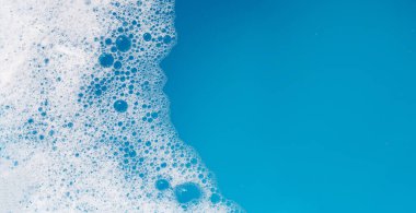 Deterjan köpüklü su. Mavi arkaplan, sabun suyu